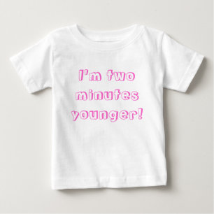 T-shirt Pour Bébé Jeune fille jumelle...J'ai deux minutes de moins !