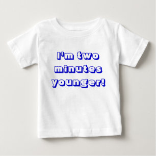 T-shirt Pour Bébé Jeune garçon jumeau...J'ai deux minutes de moins !