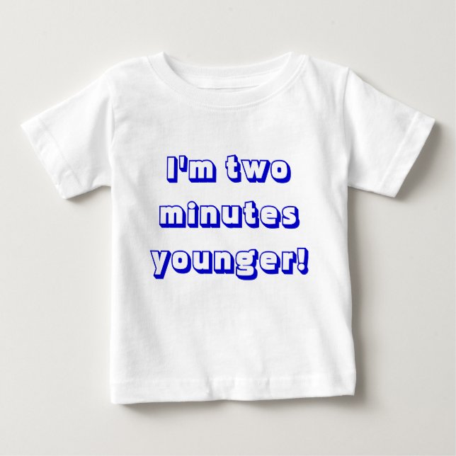 T-shirt Pour Bébé Jeune garçon jumeau...J'ai deux minutes de moins ! (Devant)