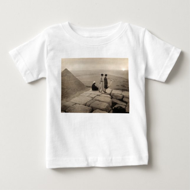 T-shirt Pour Bébé Jeunes femmes Flapper au lever du soleil Pyramide  (Devant)