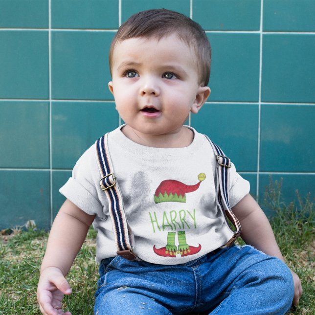 T-shirt Pour Bébé Jingle Jolly Merry Old Elf Casquette et chaussures (Red and green Christmas cute elf custom baby t shirt.)