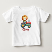 Joli lion fermier sur un tracteur rouge et vert