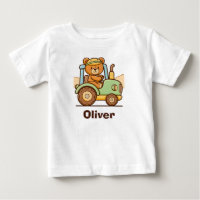 Joli ours en peluche conduisant un tracteur vert