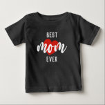 T-shirt Pour Bébé Joli texte de conception Meilleure maman jamais av<br><div class="desc">Elégant t-shirt de la Fête des Mères avec un dicton mignon qui dit "Meilleure maman jamais" avec coeur, Ce t-shirt mignon est parfait pour votre Bébé pour la Fête des Mères et il peut être porté toute l'année. ! Un cadeau de fête des mères assez inhabituel... probablement différent de ce...</div>