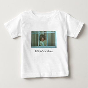 T-shirt Pour Bébé Jolie petite fille à une fenêtre