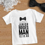 T-shirt Pour Bébé Junior Bridesman Bow Cravate Mariée Nom de la fête<br><div class="desc">Traitez votre jeune marionnettiste en maillot junior cravate arc assorti ! Ajoutez simplement leur nom et votre date de mariage et faites-les courtiser vos invités avec leur gentillesse. Tenue parfaite pour les répétitions mariages</div>