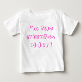 T-shirt Pour Bébé La plus vieille fille jumelle...J'ai deux minutes