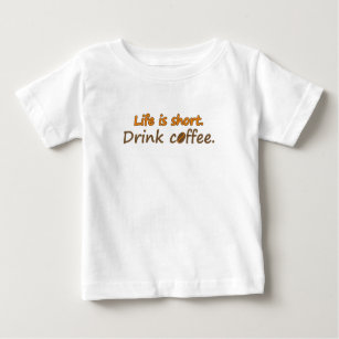 T-shirt Pour Bébé La vie est courte. Buvez du café. (© Mira)