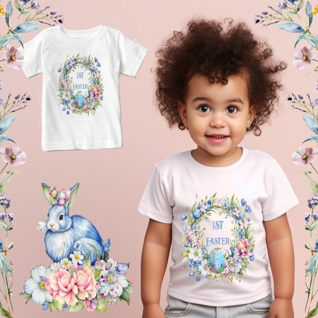 T-shirt Pour Bébé Lapin à couronne florale bleue Fleurs roses 1er Pâ (Blue Floral Wreath Rabbit Pink Flowers 1st Easter Baby T-Shirt)