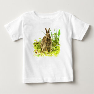 T-shirt Pour Bébé Lapin Brown en T-shirt bébé en herbe verte