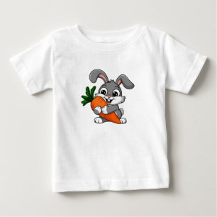 T-shirt Pour Bébé Lapin jouant avec une grande carotte