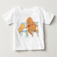 Le grand ours Brown aide peu ours jaune