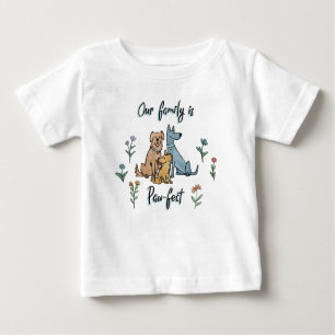 T-shirt Pour Bébé Les chiens dans le jardin IV   notre famille est