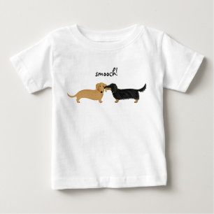 T-shirt Pour Bébé Les teckels mignons se bécotent l'amour de chiens