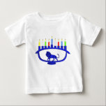 T-shirt Pour Bébé Lion bleu Menorah<br><div class="desc">Doté d'une menorah Chanukkah sur le thème du lion avec les huit bougies et le shamash brûler. Chanukkah est le "Festival des lumières" du milieu de l'hiver.</div>