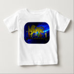 T-shirt Pour Bébé Lion Menorah en laiton de Chanukkah<br><div class="desc">Reproduction numérique 3D d'un menorah en laiton,  sur le thème du lion,  fabriqué en Israël vers 1950,  sur un arrière - plan fractal bleu. Montré avec des bougies éclairées.</div>