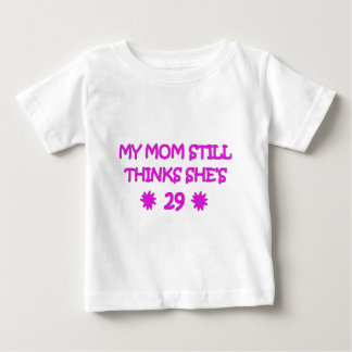 T-shirt Pour Bébé Ma mère pense toujours qu'elle a 29 ans