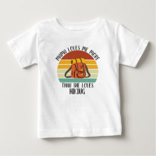 T-shirt Pour Bébé Maman m'aime plus qu'elle n'aime la randonnée