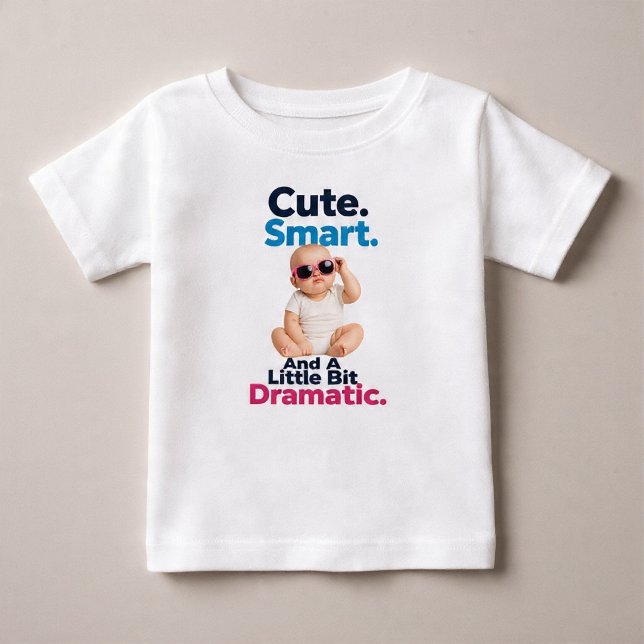T-shirt Pour Bébé Mignon. Intelligent. Et Un Peu Dramatique (Créateur téléchargé)