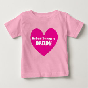 T-shirt Pour Bébé Mon coeur appartient à Daddy rose blanc nom person