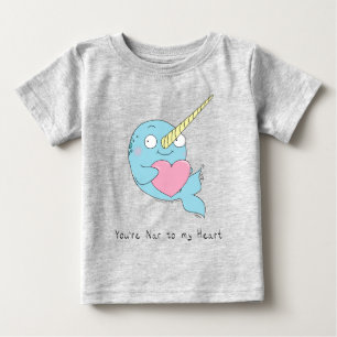 T-shirt Pour Bébé Narwhal serrant un coeur bébé T-shirt enfant