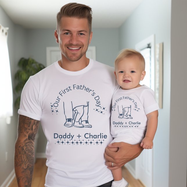 T-shirt Pour Bébé Notre première Fête des pères, Père / bébé debout (Matching Daddy and me t-shirts for Father's day. Our First father's day!)