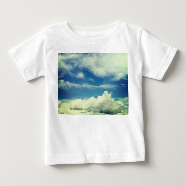 T-shirt Pour Bébé Nuages blancs, sur un ciel bleu (Devant)