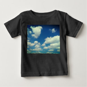 T-shirt Pour Bébé Nuages de bébé, sur un ciel bleu