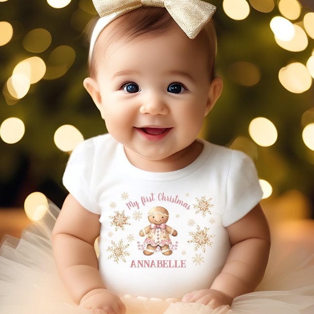 T-shirt Pour Bébé Pain d'épices Homme Fille rose Beige Premier Noël (Gingerbread Man Girl Pink Beige First Christmas Baby T-Shirt)