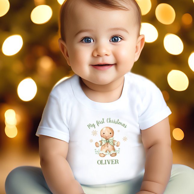 T-shirt Pour Bébé Pain d'épices Homme Vert Beige Nom Premier Noël (Gingerbread Man Green Beige Name First Christmas Baby T-Shirt)