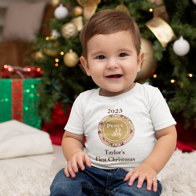 T-shirt Pour Bébé Peace & Joy Pink Gold Baby Premier Noël (Peace & Joy Pink Gold Baby First Christmas Baby T-Shirt with dark-colored text for light shirts.)