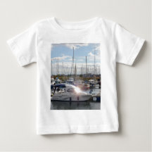 Petit bateau à moteur attrapant le soleil