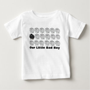 T-shirt Pour Bébé Petit Mouton Noir Dans La Chemise Bébé De La Famil