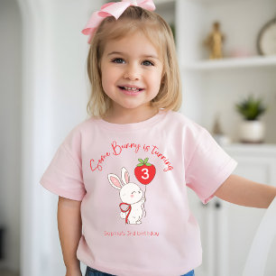 T-shirt Pour Bébé Photo d'anniversaire rose fraise de Some Bunny
