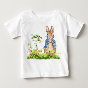 T-shirt Pour Bébé Pierre le lapin dans son jardin