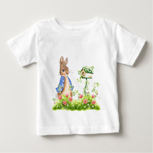 T-shirt Pour Bébé Pierre le lapin dans son jardin