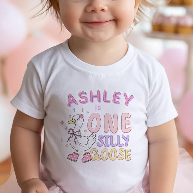 T-shirt Pour Bébé Pink One Silly Goose - Retro Girl First Birthday (Pink "One Silly Goose" - Girl First Birthday T-shirt. Adorable Silly Goose Design.)