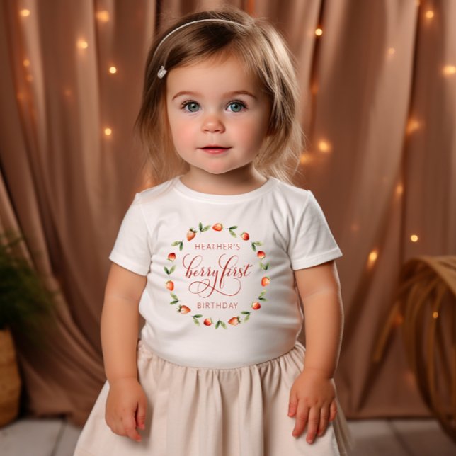 T-shirt Pour Bébé Premier anniversaire de Berry (Berry First Birthday Baby T-Shirt by Painted Paperie)