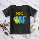 T-shirt Pour Bébé Premier anniversaire de dinosaures mignon coloré p<br><div class="desc">Premier anniversaire de dinosaure mignon coloré personnalisé Baby T-Shirt,  avec un bébé triceratops vert surgissant des lettres.</div>