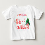 T-shirt Pour Bébé Premier arbre de Noël de bébé et canne à sucre rou<br><div class="desc">T-shirt personnalisé pour le 1er Noël de bébé. Le design présente un arbre de Noël avec des boules rouges et de beaux cadeaux de Noël bien emballés. "Premier Noël" est écrit en typographie festive avec des cannes à sucre rouges, des flocons de neige et des étoiles. Le modèle est configuré...</div>
