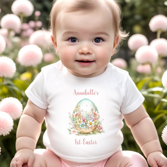 T-shirt Pour Bébé Premier Oeuf Floral de Pâques Nom personnalisé (First Easter Floral Egg Personalized Name Baby T-Shirt)