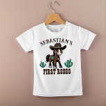T-shirt Pour Bébé Premier Rodeo mignon cheval cowboy fête d'annivers<br><div class="desc">Premier Rodeo mignon cowboy fête d'anniversaire de bébé cheval chevalier personnalisé,  adorable cheval de bébé marron dans un casquette cowboys et décoré selle sur le paysage de l'Arizona pour cowboys western fête d'anniversaire thème.</div>