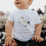 T-shirt Pour Bébé Premier Voyage Autour De L'Espace Soleil<br><div class="desc">Célébrez le premier anniversaire de votre petit avec ce design "Premier voyage autour du soleil",  avec différentes planètes et des étoiles. Vous pouvez modifier la couleur de 2 des planètes,  plus les éléments étoiles.</div>