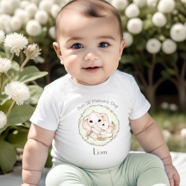 T-shirt Pour Bébé Première Fête des Mères Garçon éléphant Nom person (First Mother's Day Boy Elephant Personalized Name Baby T-Shirt)