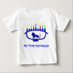 T-shirt Pour Bébé Première Hanoukka Lion Menorah<br><div class="desc">Pour la première fête de Chanukkah de votre enfant. Il est décoré d'une menorah de Chanukkah à thème bleu,  avec les huit bougies et le shamash brûler. Chanukkah est le "Festival des lumières" du milieu de l'hiver.</div>