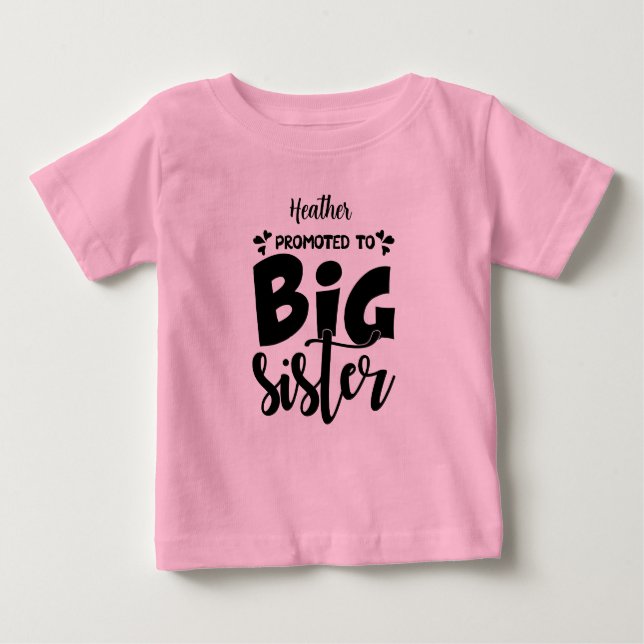 T-shirt Pour Bébé Promu à la grande soeur. Nom modifiable. (Devant)