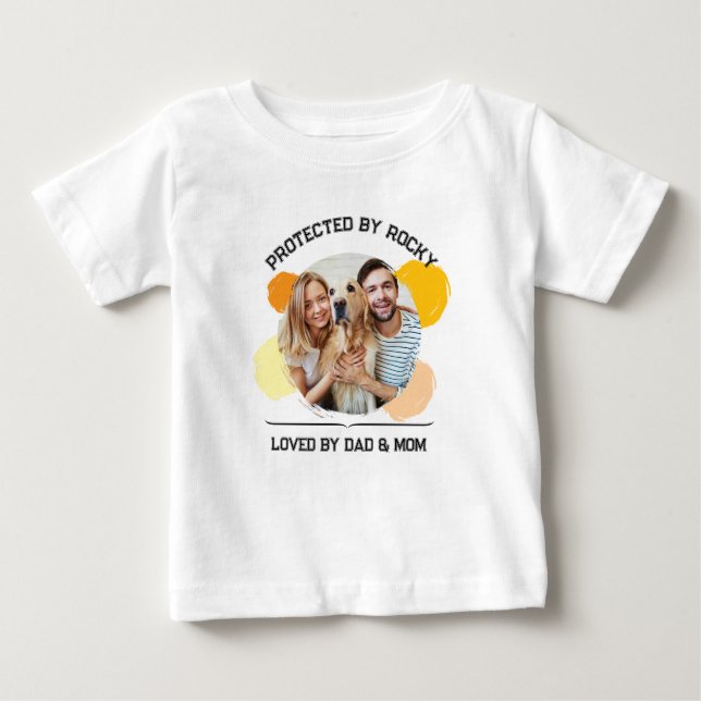 T-shirt Pour Bébé Protégé par Chien aimé par Papa et Mo Personnalisé (Devant)