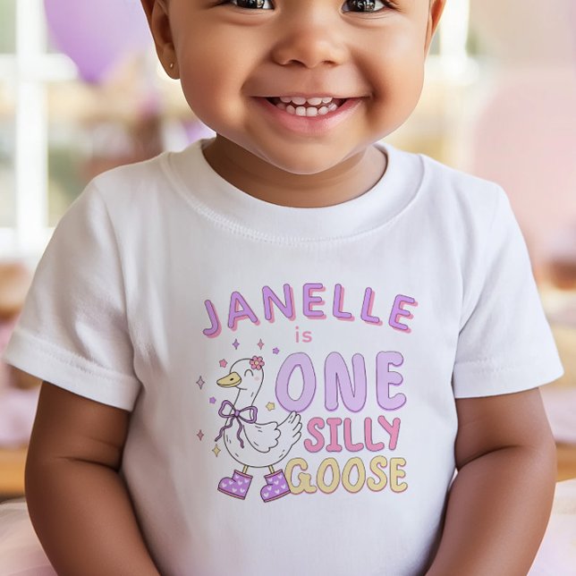 T-shirt Pour Bébé Purple One Silly Goose - Retro Girl First Birthday (Purple "One Silly Goose" - Girl First Birthday T-shirt. Adorable Silly Goose Design.)