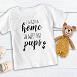 T-shirt Pour Bébé Rentrer À La Maison Pour Rencontrer Mon Empreinte<br><div class="desc">Rentrer Chez Moi Pour Rencontrer Mes Pups ! Ajoutez votre meilleur chien et votre nouveau chien de garde dans la maison accueillante de votre nouveau bébé avec ces vêtements de bébé mignons. "Rentrer à la maison pour rencontrer mes petits" avec des empreintes de pattes et des coeurs. Ce costume amoureux...</div>