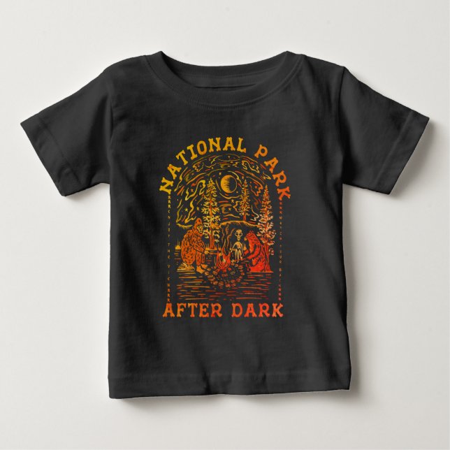 T-shirt Pour Bébé Scène de feu de camp rétro avec Bigfoot, alien et  (Devant)